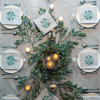 Preview: Paviot weiße Servietten bedruckt mit Chalet Motiv in grün und rot, style